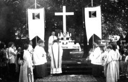 Unser Fronleichnamaltar mit Pfarrer Tiburtius Wilms